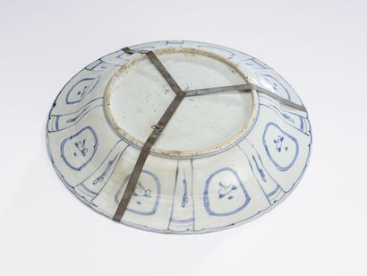null China, Wanli period (16th-17th century)
Soup bowl in blue-white porcelain known...