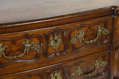 null Chest of drawers in carved walnut, with profile in crossbow, it opens by three...