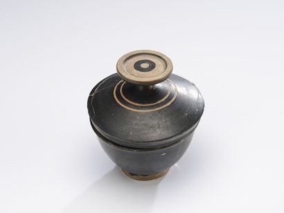null Large lekanis with carinated belly.
Beige terracotta with black glaze. Glued...