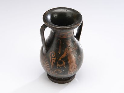 null Amphora with red figures representing on the face A a winged Eros wearing a...