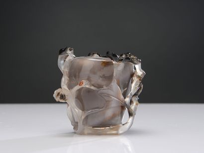 null China, 20th century, 
Painter's cup in agate veined with brown and carnelian...