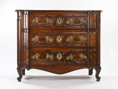 null Chest of drawers in carved walnut, with profile in crossbow, it opens by three...