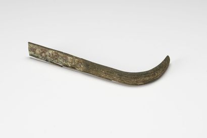null Lot including a strigile and a simpulum with a handle ending with a duck head.
Bronze...