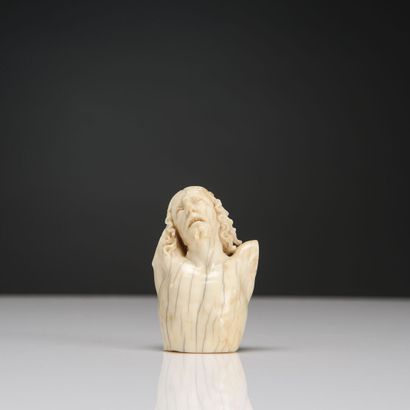 null Bust of Christ in carved ivory 
17th century
H :6 cm