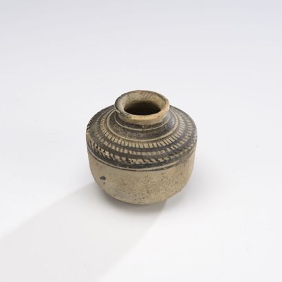 null Miniature jar decorated with striated lines on the shoulder.
Beige terracotta.
Iran,...