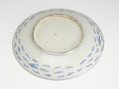 null Japan, early 20th century, 
Large polychrome enameled porcelain dish decorated...
