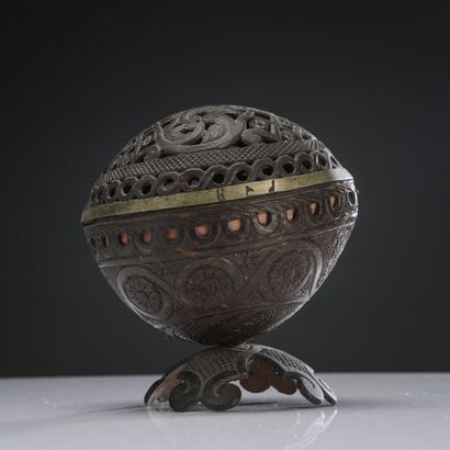 null Carved and openworked nut, 19th century.
H : 16.5 cm
