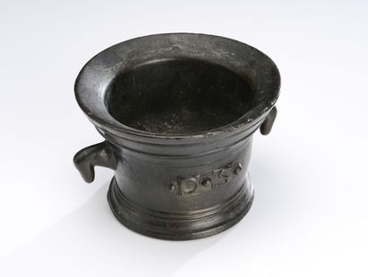 null Apothecary mortar in patinated bronze, 
18th century.
H : 15 cm