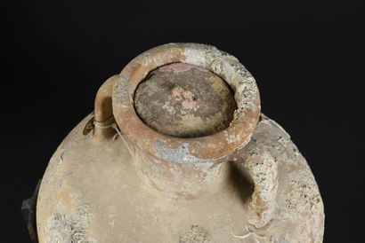 null [UNDERWATER ARCHEOLOGY]
Amphora in massaliète terracotta, piriform body, flared...