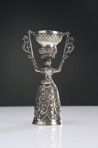 null Cup with the damsel, in silver with repoussé decoration.
Nuremberg 18th century
Wt:...