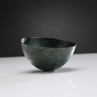 null Bowl in hemispherical bronze.
Bronze.
Hellenistic period.
Diameter : 10.4 cm...