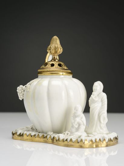 null CHANTILLY vase pot-pourri en porcelaine tendre figurant deux magots se tenant...