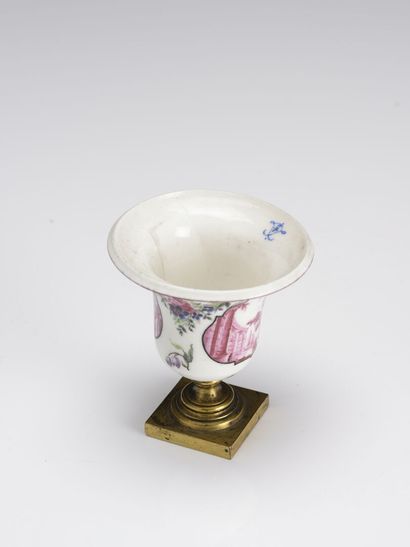 null Porcelain cup on foot
19th century
H : 9 cm