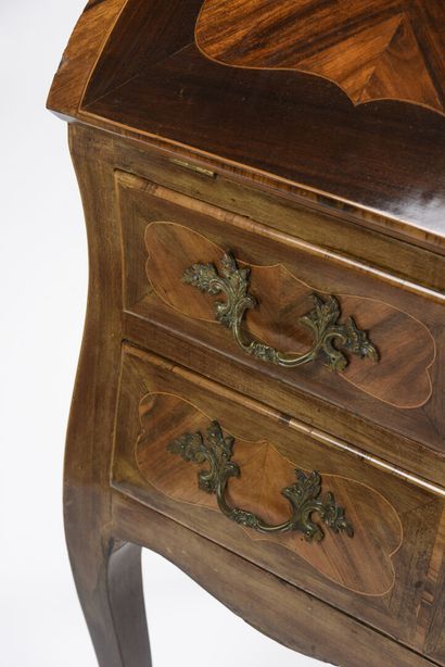 null Slope desk inlaid with leaf in frames, it opens with four drawers in the belt,...