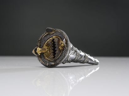 null Porte-bouquet en métal argenté
Epoque Napoléon III
H : 11 cm