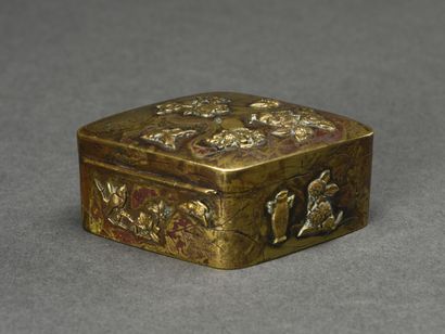 null Japan, covered box with profile of rhombus in bronze with decorations of flowers...