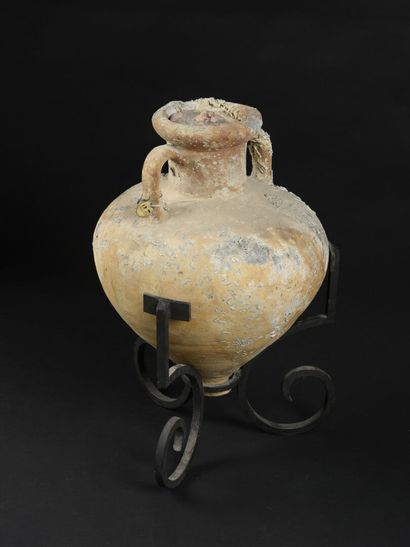 null [UNDERWATER ARCHEOLOGY]
Amphora in massaliète terracotta, piriform body, flared...