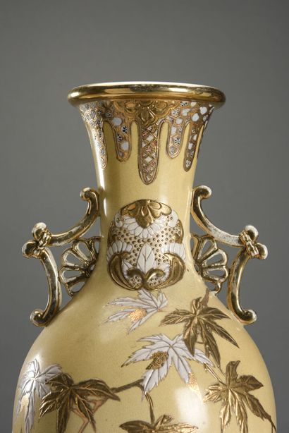 null Japan, large baluster vase in gilded ceramic with relief decoration of Imari...