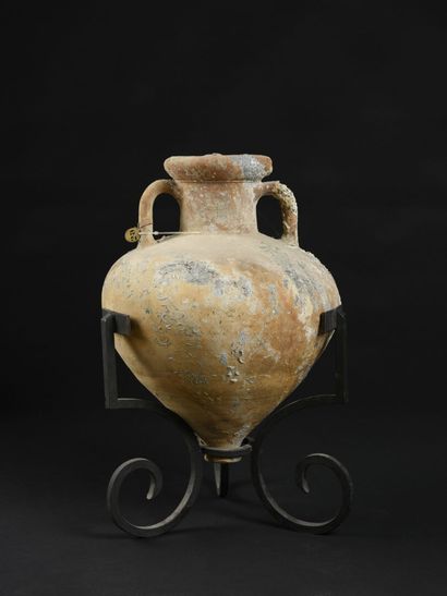 null [UNDERWATER ARCHEOLOGY]
Amphora in massaliète terracotta, piriform body, flared...