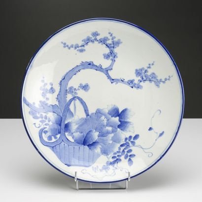 null Japan 20th century, in the taste of Nabeshima
Blue and white porcelain dish...