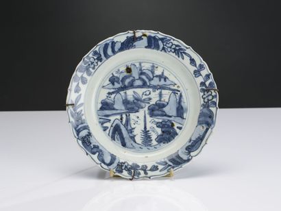 null China, Wanli period, (16th-17th century)
Set of three blue-white porcelain dishes...