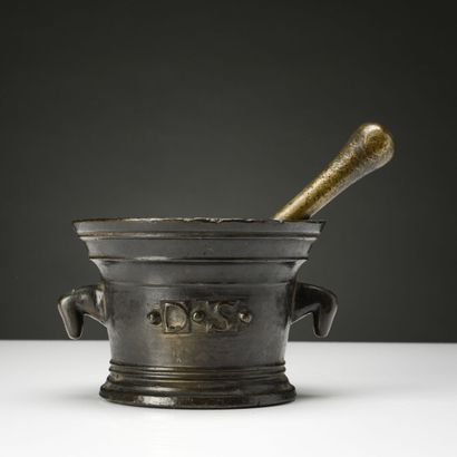 null Apothecary mortar in patinated bronze, 
18th century.
H : 15 cm