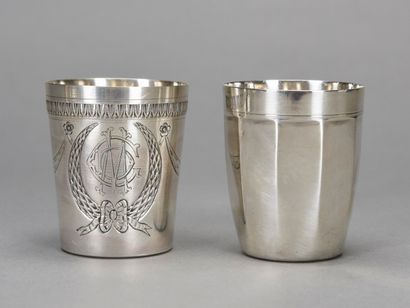 null Two timbales, an egg cup and a sugar tongs in silver. Minerve hallmark. 
Weight:...