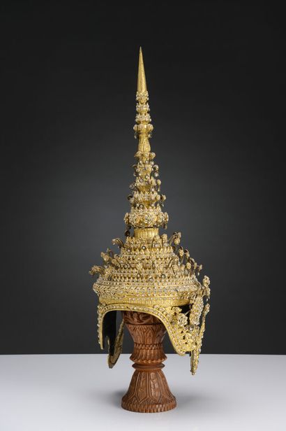 null Siam, début XXe siècle, 
Importante coiffe du Ramayana en laiton laqué doré...