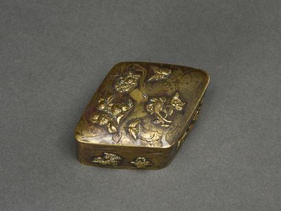 null Japan, covered box with profile of rhombus in bronze with decorations of flowers...
