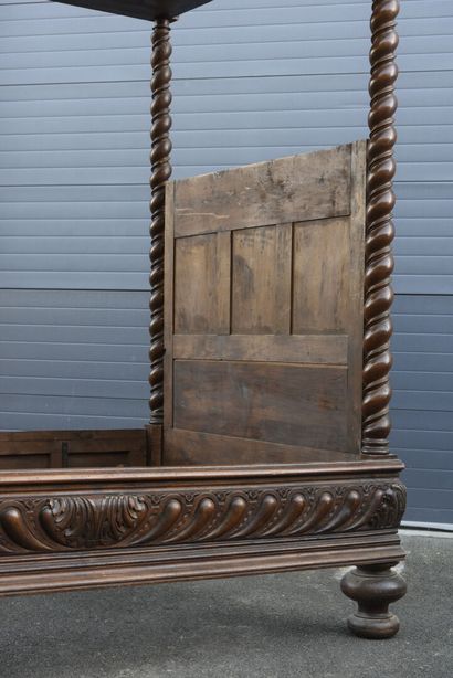 null Canopy bed in turned walnut, 
Renaissance style, 
19th century.
H : 215 - W...