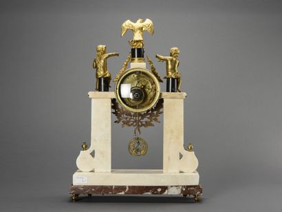 null Portico clock in white marble and gilt bronze, it is decorated with an eagle...