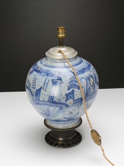 null ITALIE, Vase boule sur piédouche en faïence à décor de camaïeu bleu
17ème siècle
H...