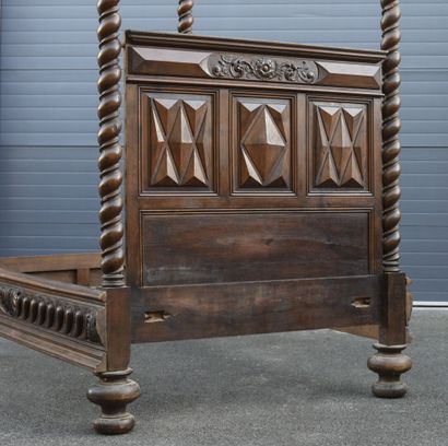 null Canopy bed in turned walnut, 
Renaissance style, 
19th century.
H : 215 - W...
