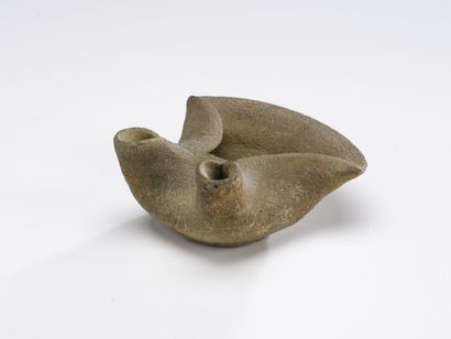 null Oil lamp cup with two pinches.
Beige terracotta.
Carthage, 4th century B.C.
L....