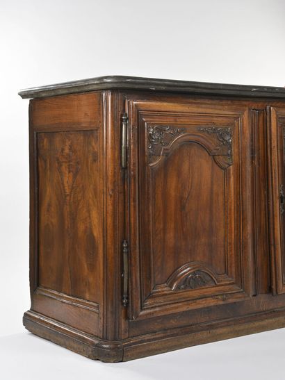 null Walnut hunting sideboard, molded and carved opening by two leaves.
Top in Saint...