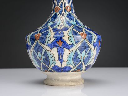 null IZNIK vase bottle in earthenware cilisiuese with decoration of interlacing foliage.
Former...
