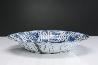 null China, Wanli period (16th-17th century)
Soup bowl in blue-white porcelain known...