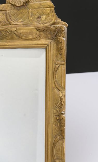 null Miroir à fronton en bois doré et sculpté ajouré d'une fleur d'héliotrope 
18ème...