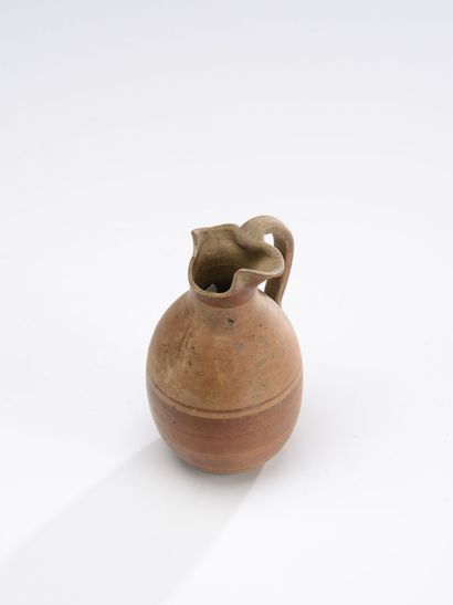 null Lot including an oenochoe, a lydion and a skyphos.
Beige terracotta. Missing,...