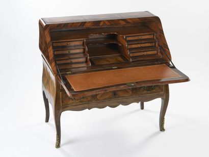 null Slope desk inlaid with leaf in frames, it opens with four drawers in the belt,...