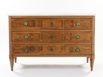 null A rectangular chest of drawers in wood veneer, it opens with three drawers in...