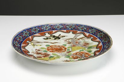 null Japan, early 20th century, 
Large polychrome enameled porcelain dish decorated...