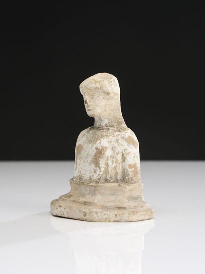 null Bust of female statuette
Beige terracotta with white slip. Restoration to the...