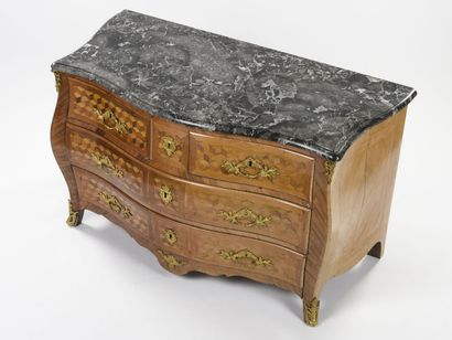 null Curved chest of drawers in veneer inlaid with cube, it opens with three drawers...
