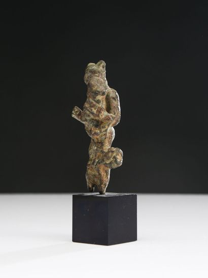 null Statuette of an anthropomorphic standing Bastet
Bronze with a smooth green patina....