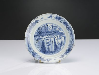 null China, Wanli period, (16th-17th century)
Set of three blue-white porcelain dishes...