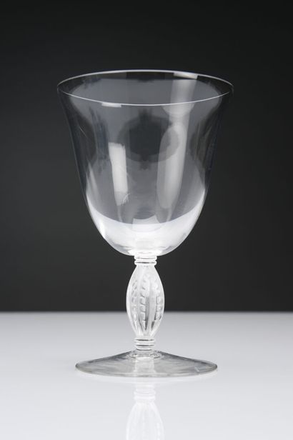 null René LALIQUE (1860-1945)
Service of glasses with foot, model Fontainebleau,...
