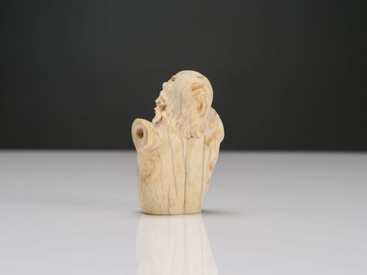 null Bust of Christ in carved ivory 
17th century
H :6 cm