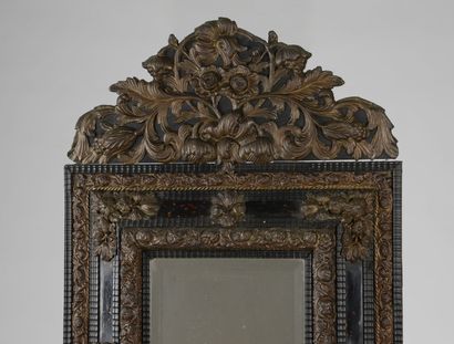 null Mirror with a pediment inlaid with tortoiseshell and brass 
19th century 
92...