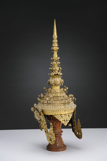 null Siam, début XXe siècle, 
Importante coiffe du Ramayana en laiton laqué doré...